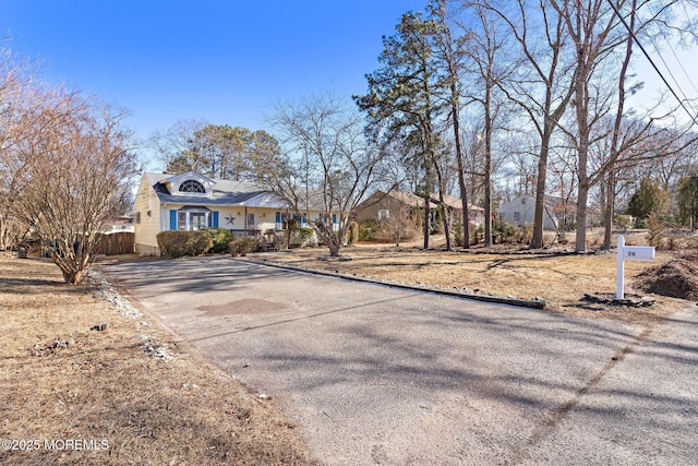 view of front of property featuring driveway