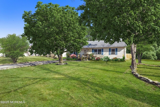 view of front of home featuring a front yard