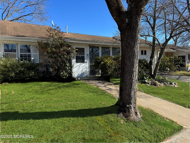 single story home with a front lawn