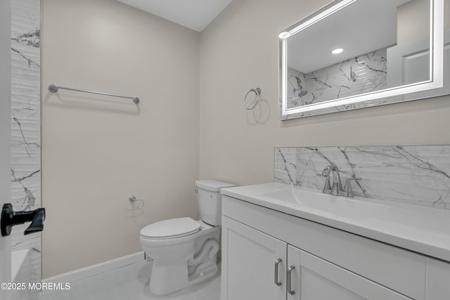 full bathroom featuring toilet, a shower, vanity, and baseboards