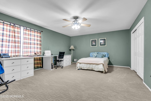 bedroom featuring light carpet, baseboards, a ceiling fan, and a closet