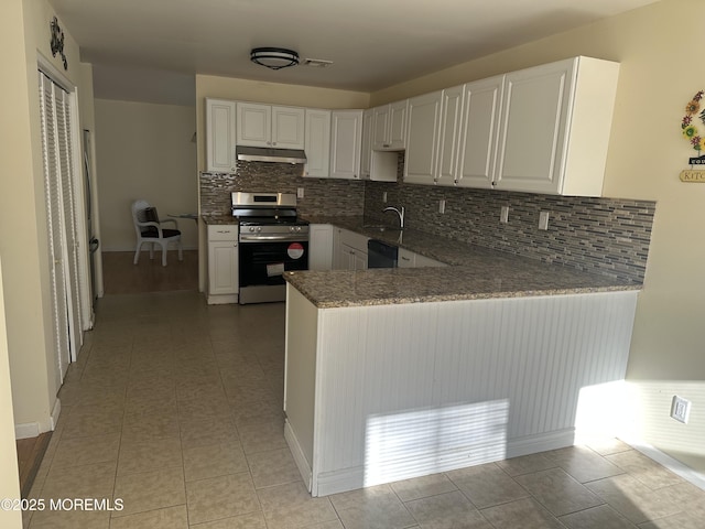 kitchen featuring a peninsula, under cabinet range hood, white cabinetry, and electric stove