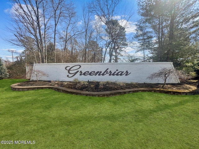 community / neighborhood sign featuring a yard