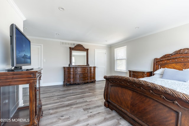 bedroom featuring baseboards, visible vents, crown molding, light wood-style floors, and recessed lighting