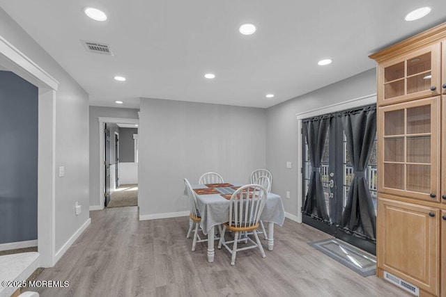 dining area featuring light wood finished floors, visible vents, and recessed lighting