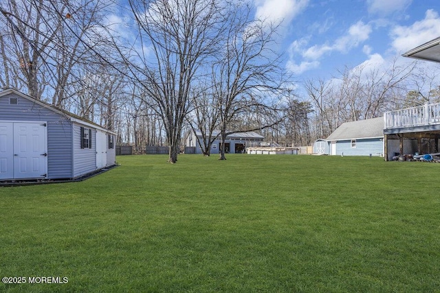 view of yard with an outbuilding