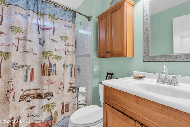 full bathroom featuring toilet, a shower with shower curtain, and vanity