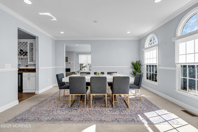 dining area featuring visible vents, a fireplace, a dry bar, and baseboards