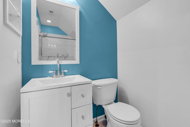 bathroom with toilet, vanity, visible vents, baseboards, and tiled shower