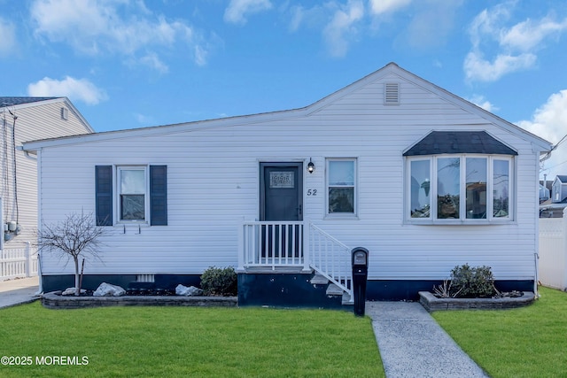 view of front of property featuring a front lawn