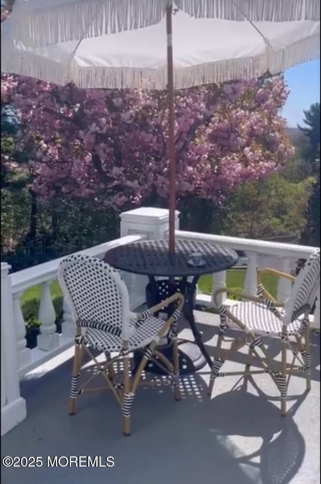 balcony with outdoor dining space