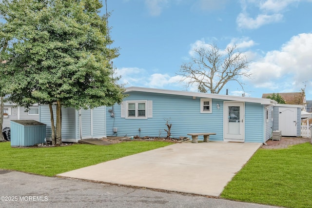 view of front of property with a front lawn