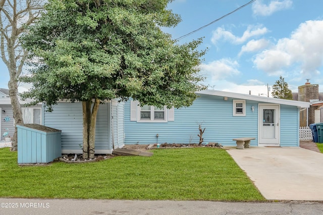 view of front facade featuring a front yard