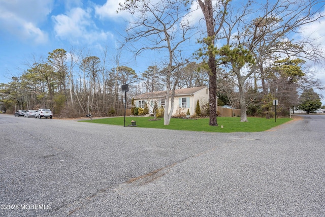 view of front of property featuring a front lawn