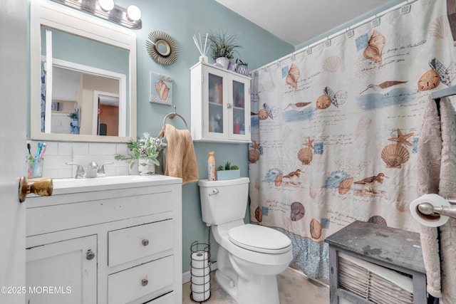 full bath featuring toilet, a shower with shower curtain, vanity, and decorative backsplash