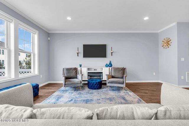 living area with baseboards, ornamental molding, wood finished floors, and recessed lighting