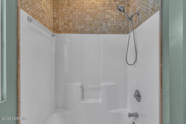 bathroom with bathtub / shower combination