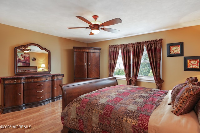 bedroom featuring light wood-style floors and a ceiling fan