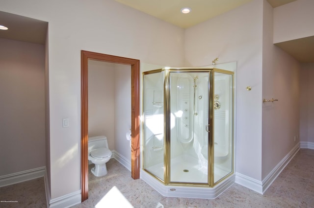 full bathroom with a stall shower, baseboards, toilet, and recessed lighting