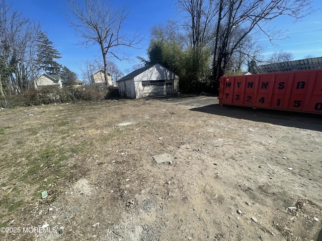 view of yard featuring an outdoor structure