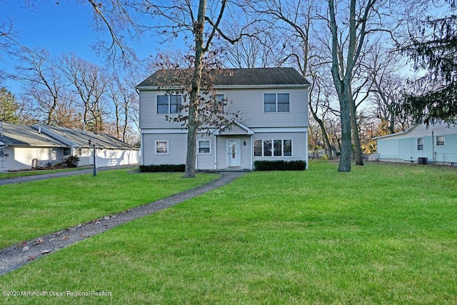 colonial house featuring a front lawn