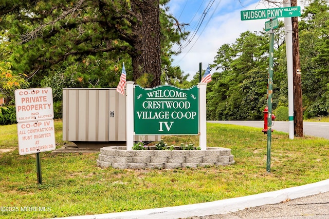 community sign featuring a lawn