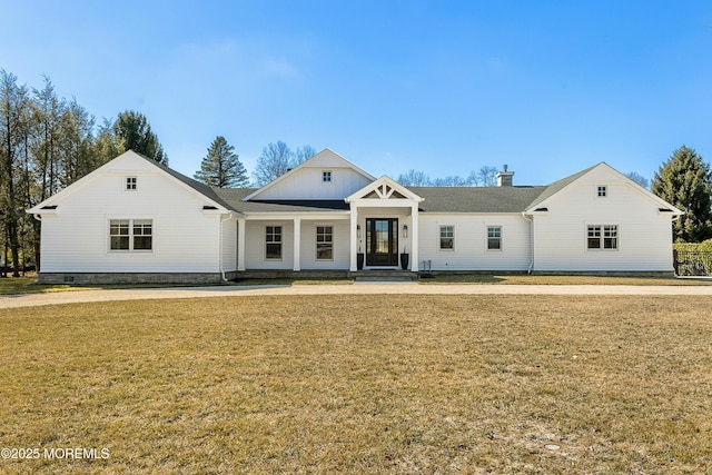 modern farmhouse featuring a front lawn