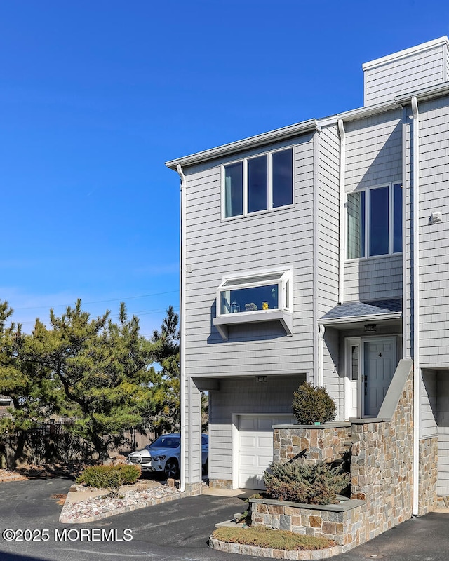 townhome / multi-family property featuring a garage