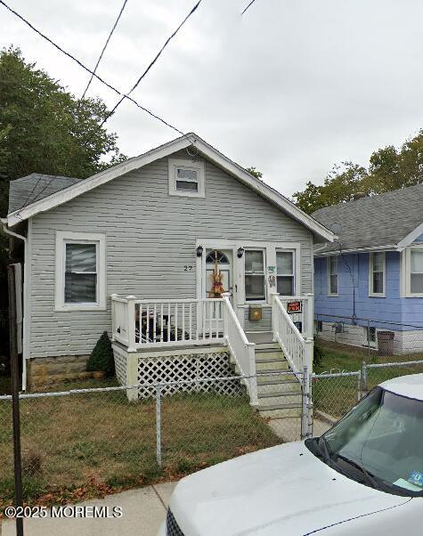 27 Oakland Ave, Pleasantville, NJ 08232 - bungalow-style home with a fenced front yard