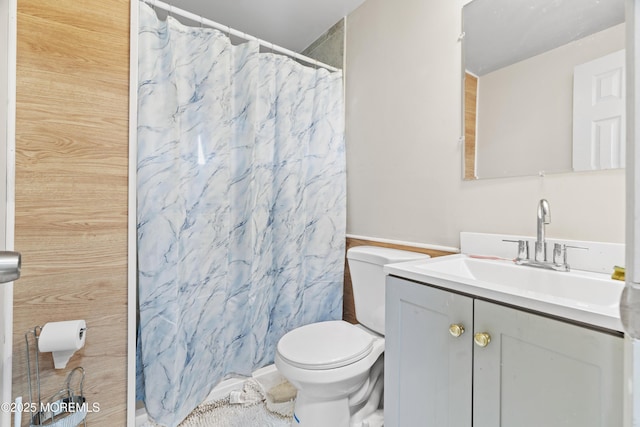 bathroom with a shower with curtain, vanity, and toilet