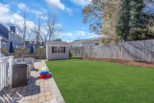 view of yard featuring a fenced backyard and an outbuilding