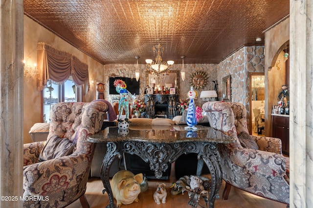 living area featuring a notable chandelier and an ornate ceiling