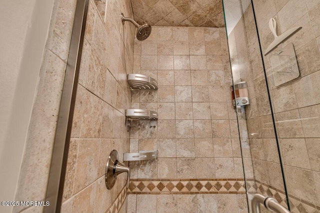 room details featuring a tile shower