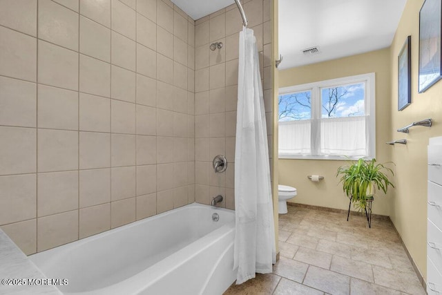 full bath with toilet, baseboards, visible vents, and shower / bath combo with shower curtain