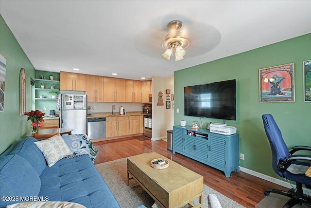 living room with ceiling fan, recessed lighting, dark wood finished floors, and baseboards