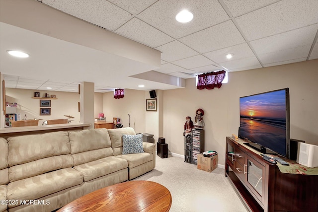 living room featuring a drop ceiling, carpet, recessed lighting, and baseboards