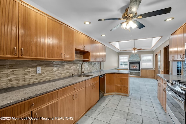 kitchen featuring light tile patterned floors, a raised ceiling, electric stove, a peninsula, and a sink