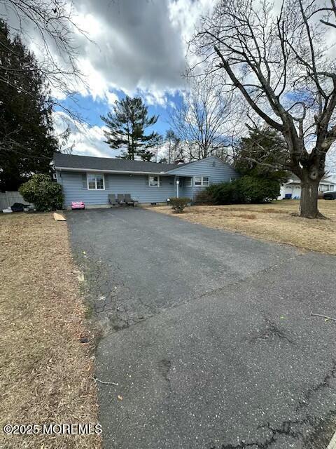 view of front of property featuring aphalt driveway