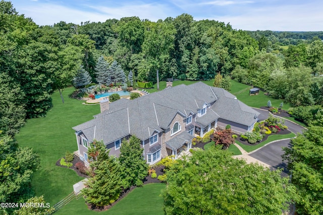 bird's eye view featuring a wooded view