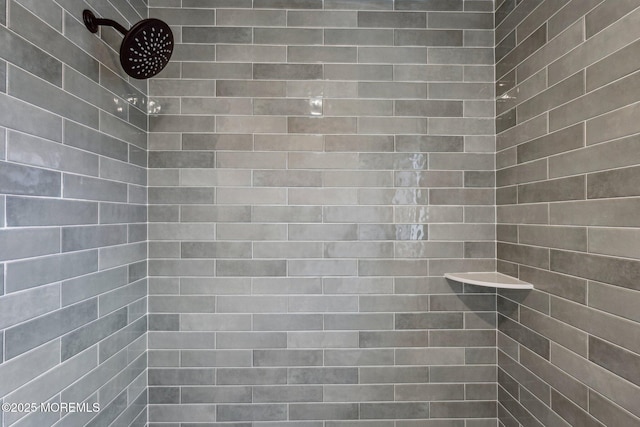 bathroom featuring tiled shower