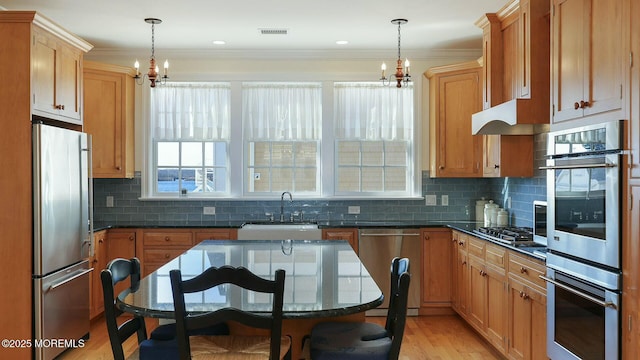 kitchen featuring an inviting chandelier, visible vents, stainless steel appliances, and a sink