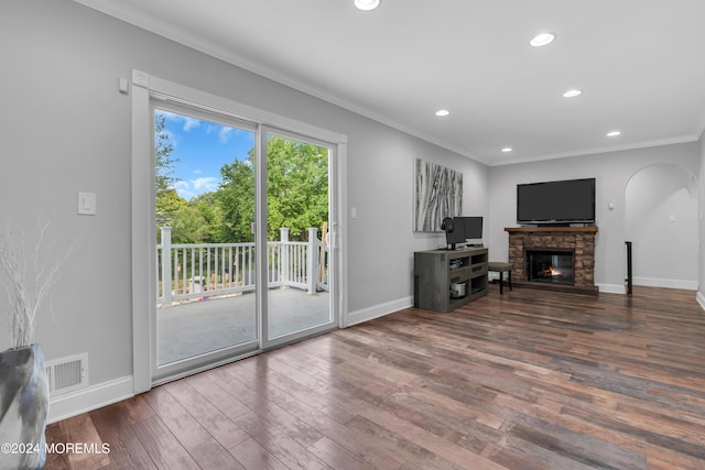 living room featuring recessed lighting, visible vents, ornamental molding, wood finished floors, and baseboards