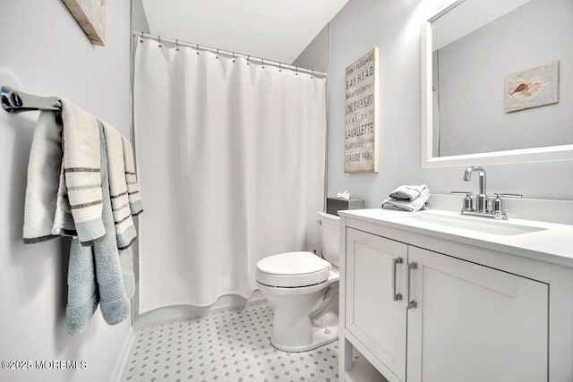 full bathroom featuring toilet, curtained shower, and vanity