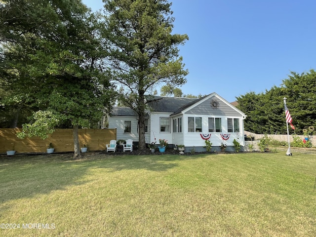 view of front of home featuring fence and a front yard