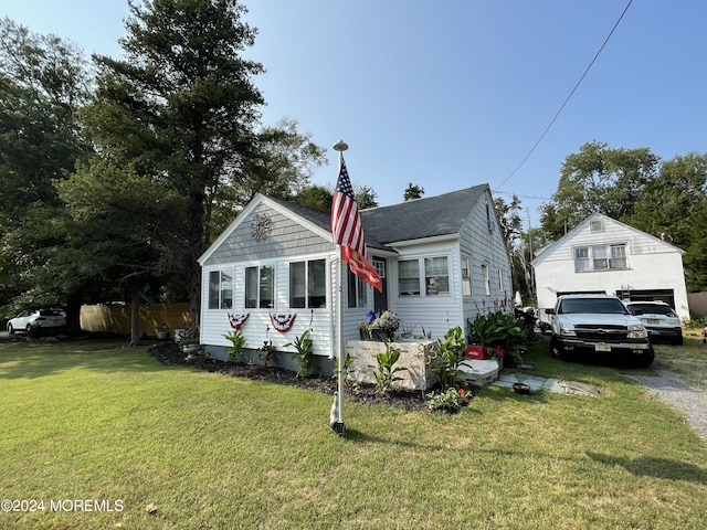 view of front of home featuring a front lawn