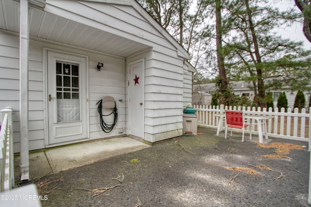 entrance to property with fence