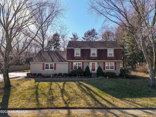 colonial inspired home featuring a front yard