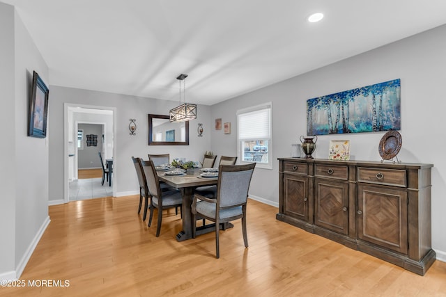 dining space featuring light wood-style floors, baseboards, and recessed lighting