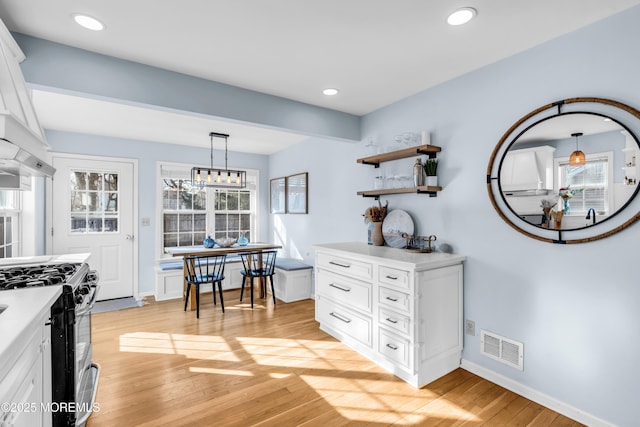 dining space featuring baseboards, light wood-style flooring, visible vents, and recessed lighting