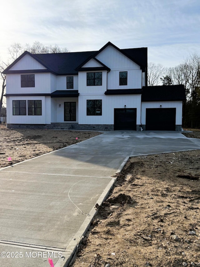 view of front of home with a garage and driveway